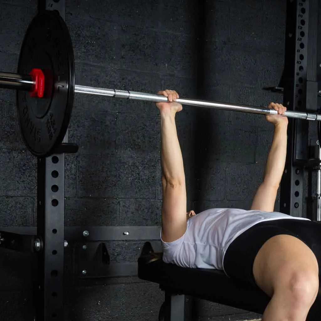 Barbell Standard 1000 compact barbell with black finish and textured grip, ideal for weightlifting and strength training.