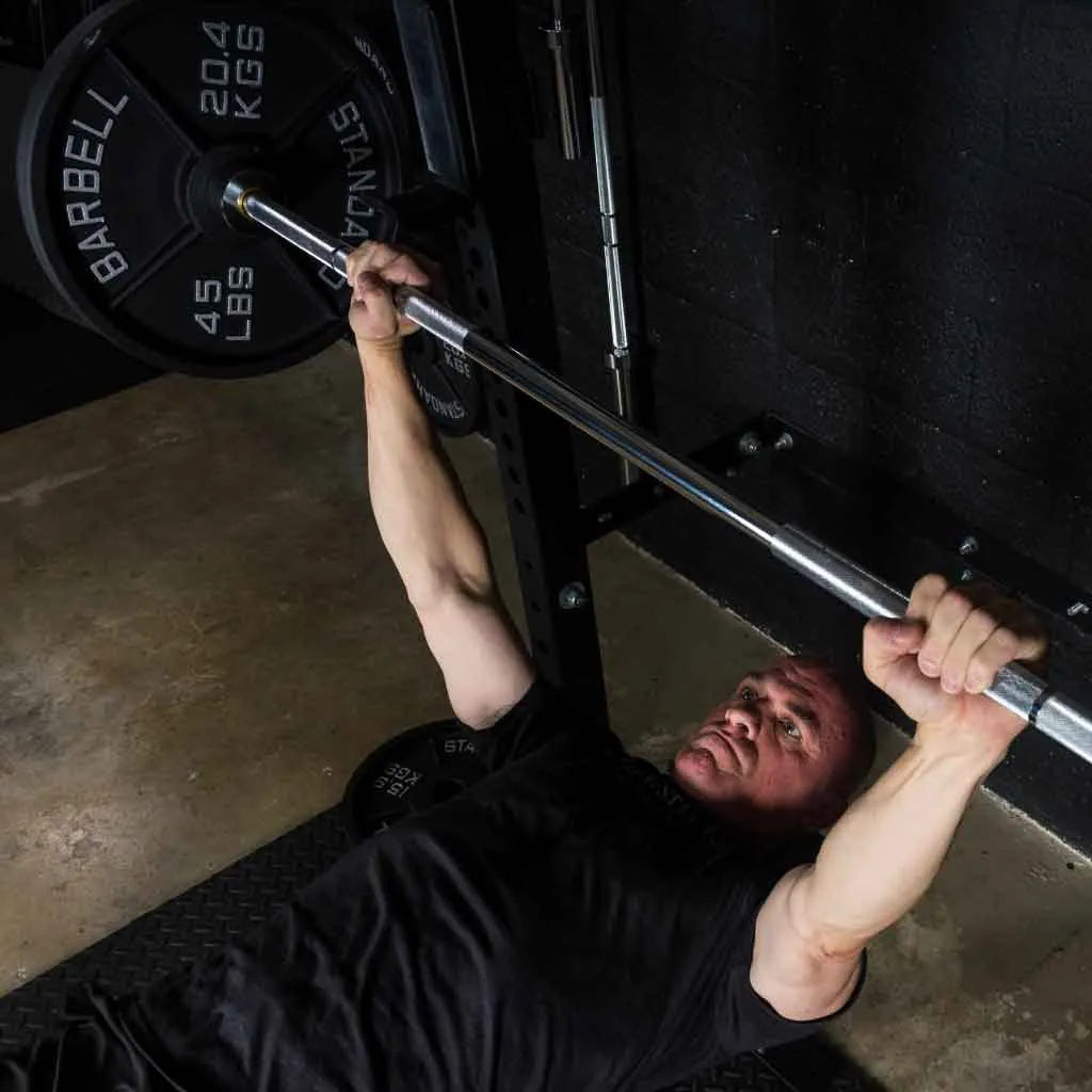 Barbell Standard 1500 Olympic barbell with chrome finish and weight markings, suitable for weightlifting and strength training.