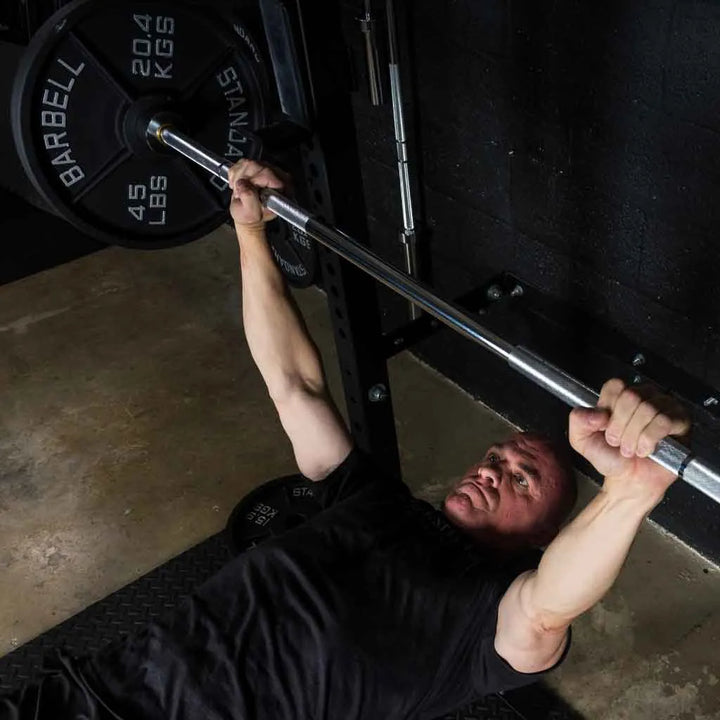 Barbell Standard 1500 Olympic barbell with chrome finish and weight markings, suitable for weightlifting and strength training.
